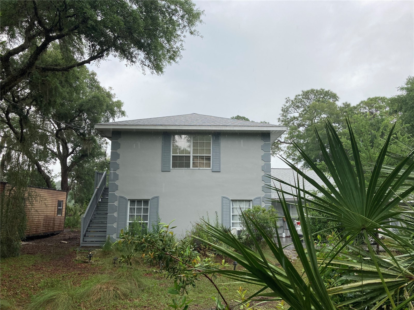 2533 W LAKE DR