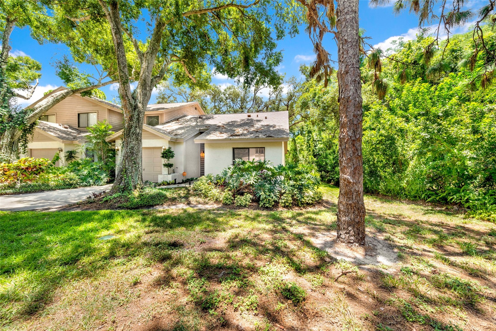 1900 WHISPERING WAY