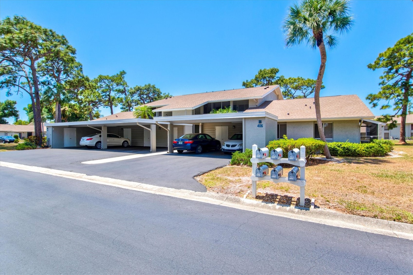404 PINEBROOK CRESCENT 4