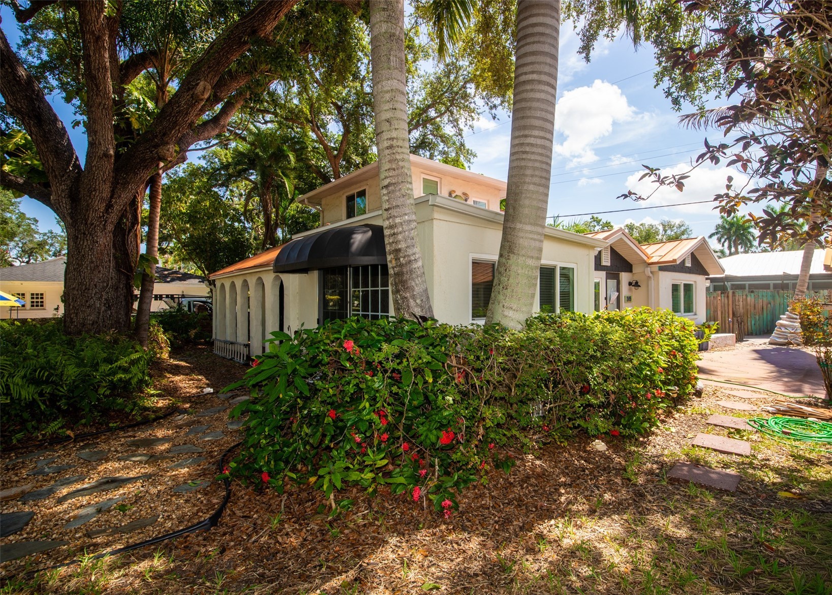 219 24 STREET W