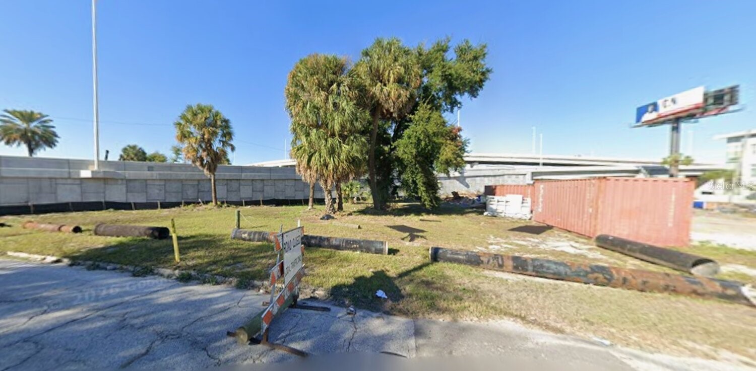 702 E ROSS AVENUE