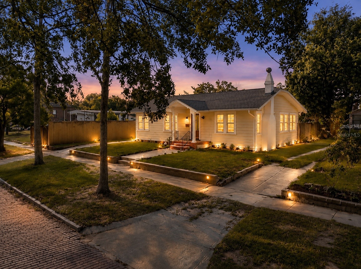 106 W COMANCHE AVENUE