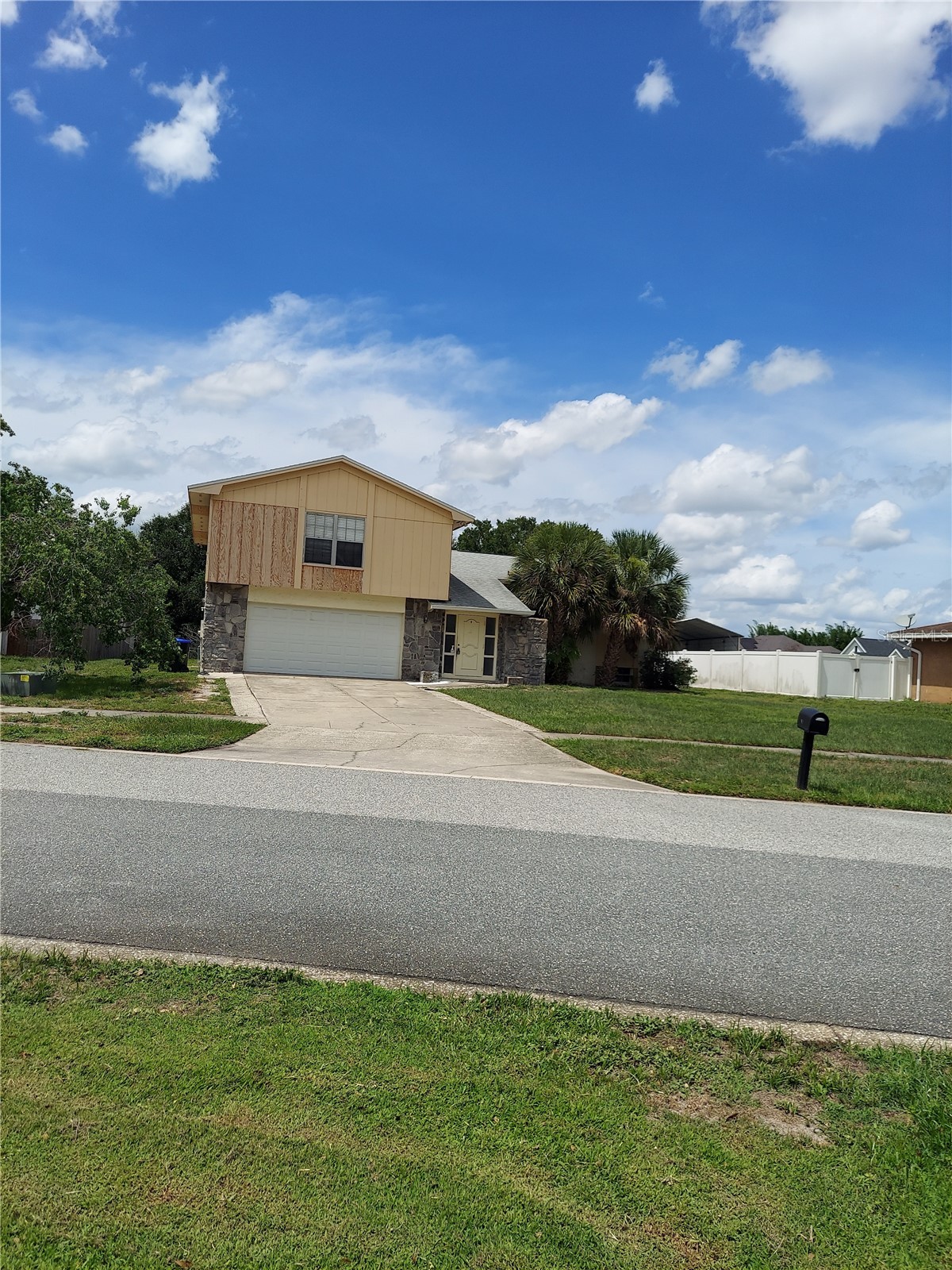 8139 LAUREL TREE DRIVE