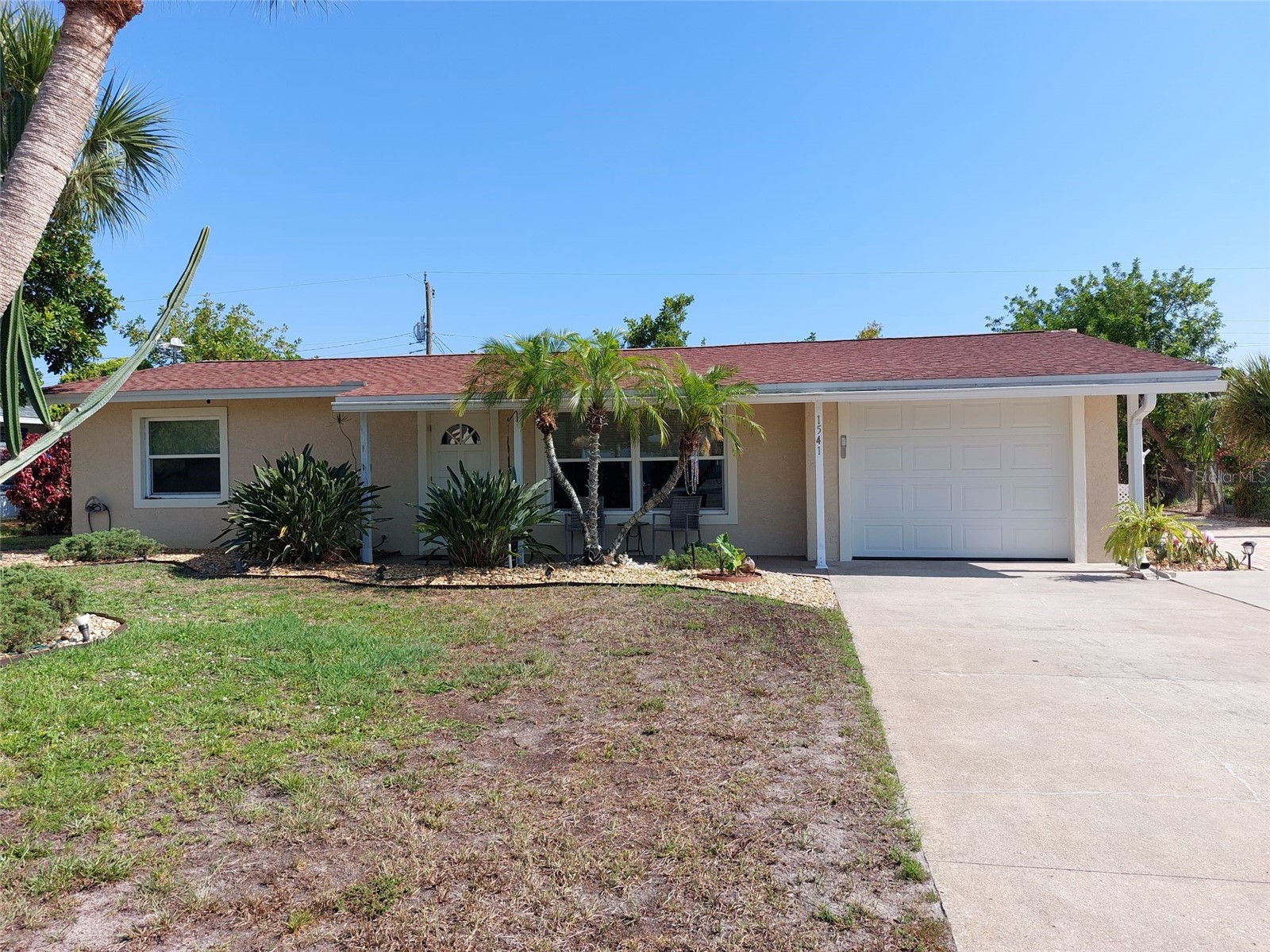 1541 CREST DRIVE