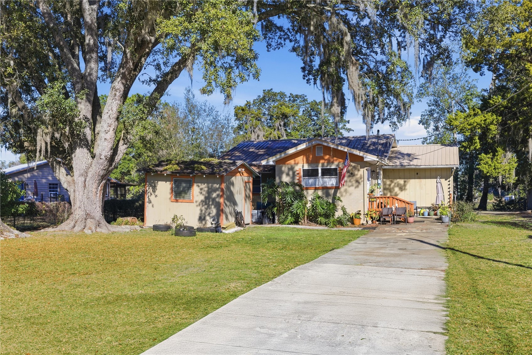872 LAKE SHORE TERRACE