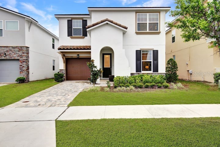 1919 TROPICAL PALMS CIRCLE
