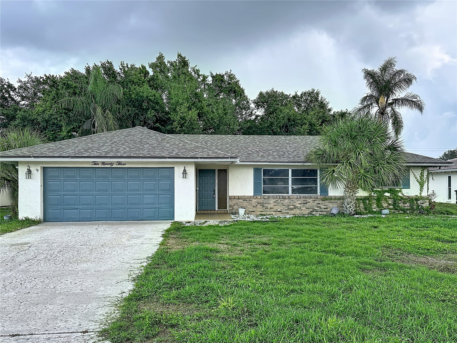 1093 N CYPRESS POINT DRIVE
