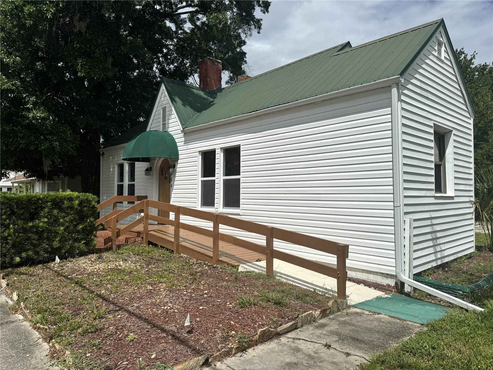 904 E MOODY BOULEVARD