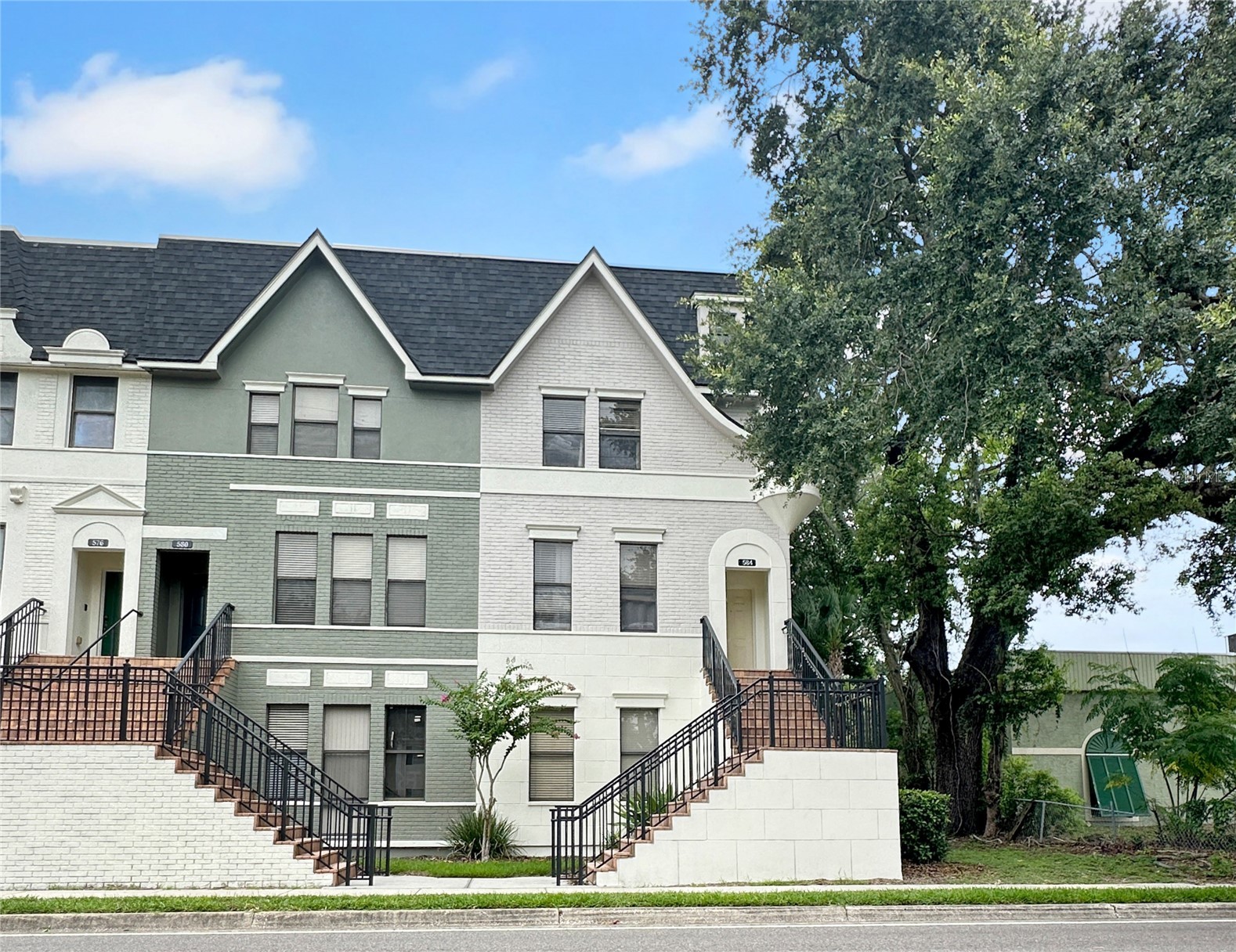 584 COPLEY LANE