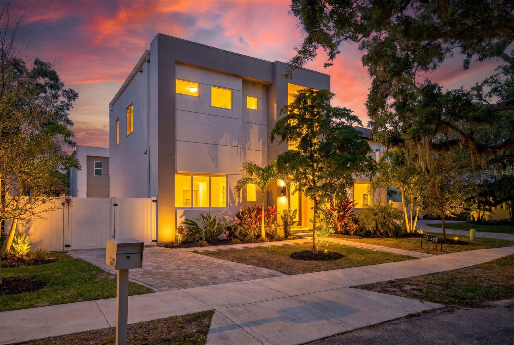 2430 FLOYD STREET
