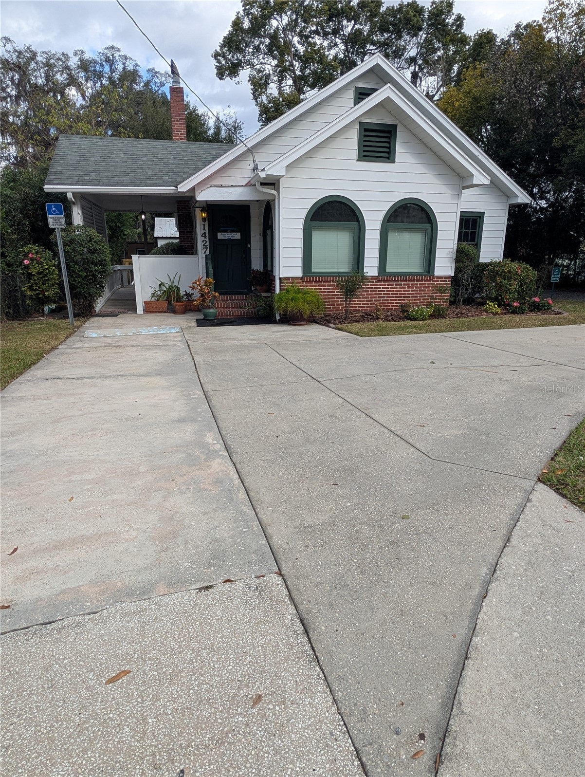 1427 E FORT KING STREET