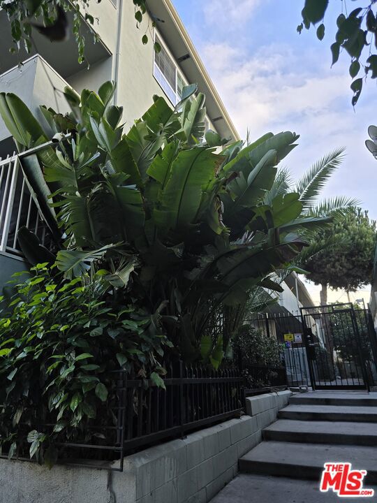 350 S Hobart Boulevard 7