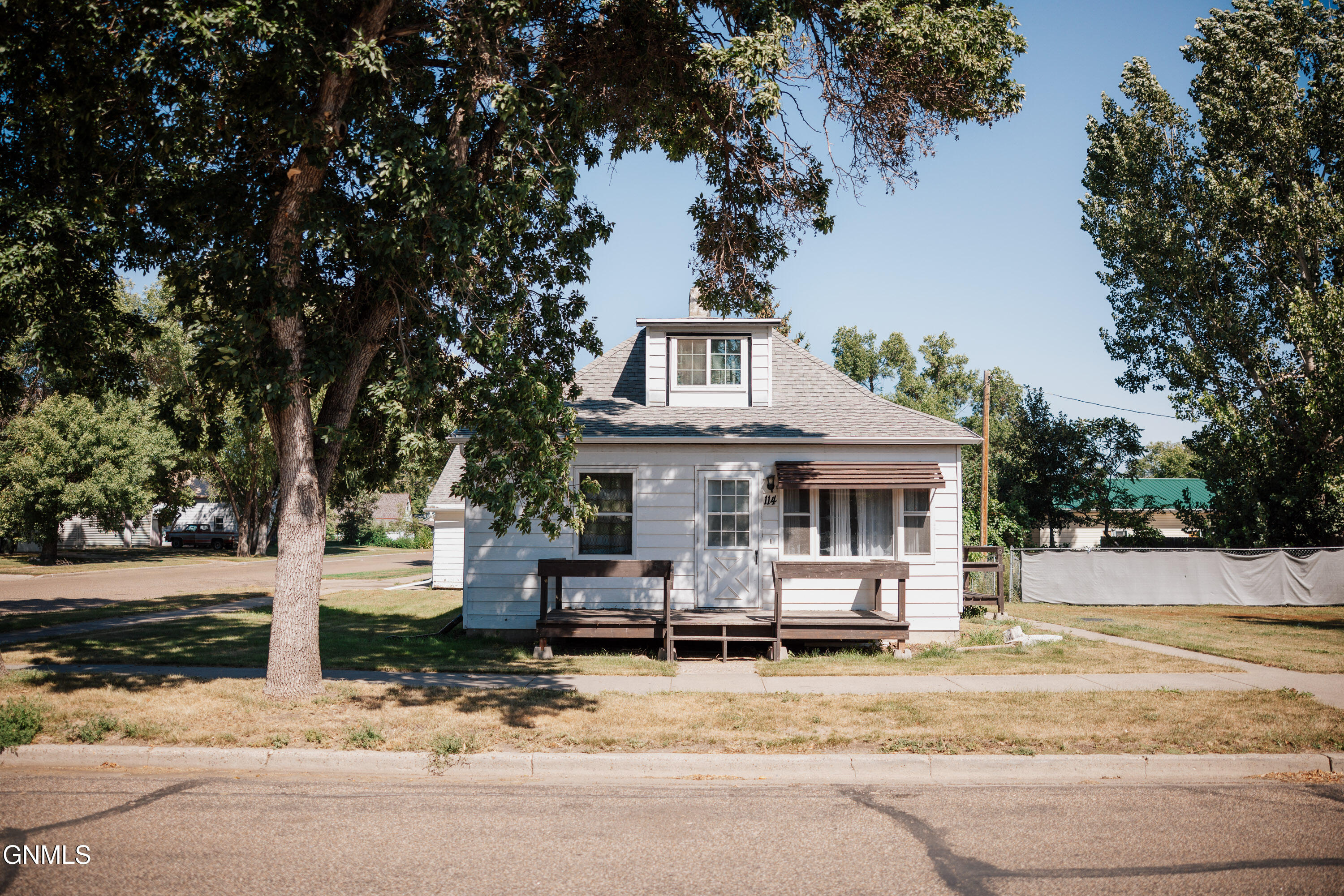 114 4th Street NW, Hazen, ND 58545