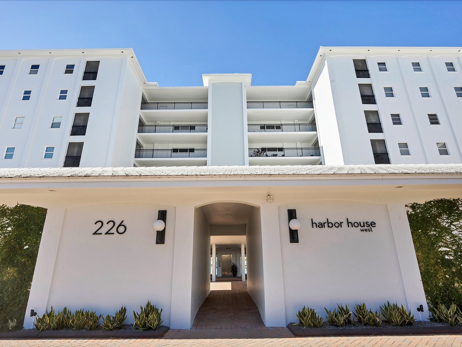 226 GOLDEN GATE POINT 44