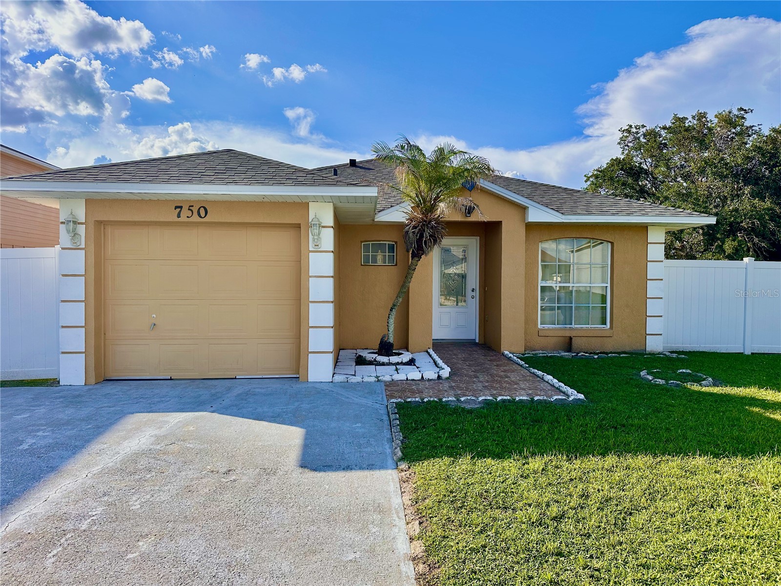 750 PELICAN COURT