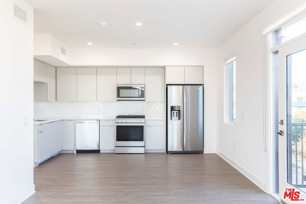 843 Wilcox Avenue 401