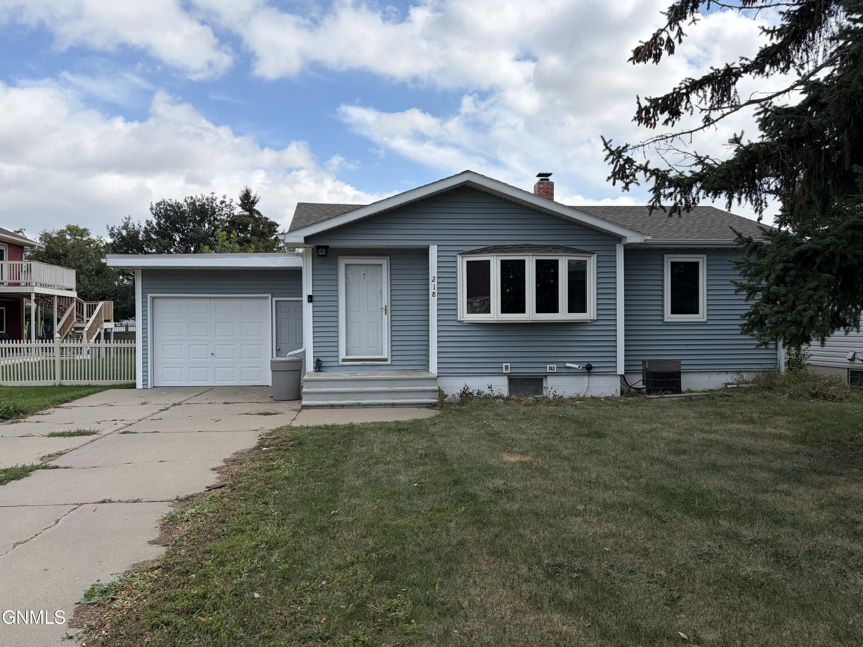 218 3rd Avenue NW, Hazen, ND 58545