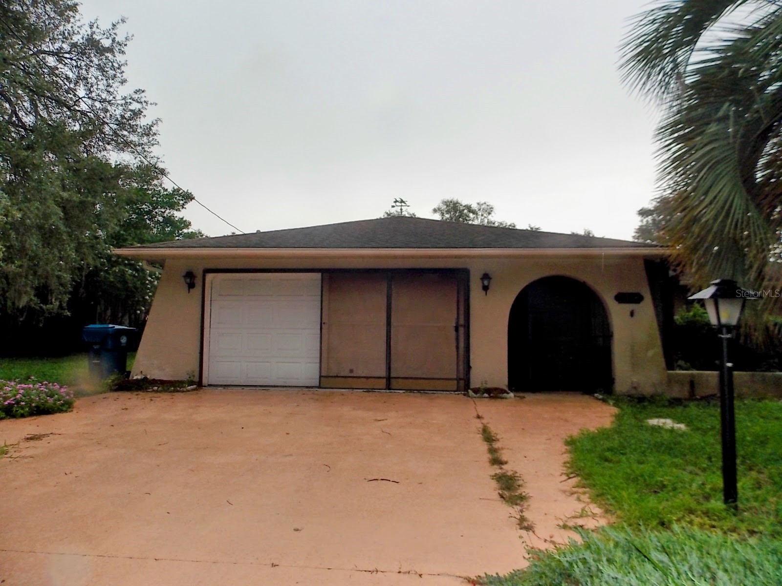 2118 LAREDO AVENUE