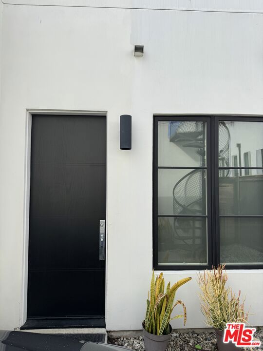 1009 Palms Boulevard