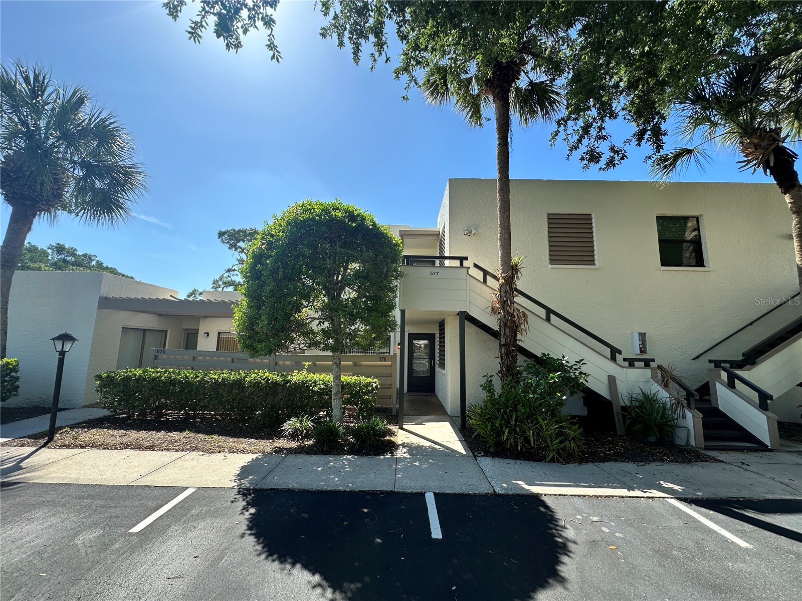 577 LAKESIDE DRIVE