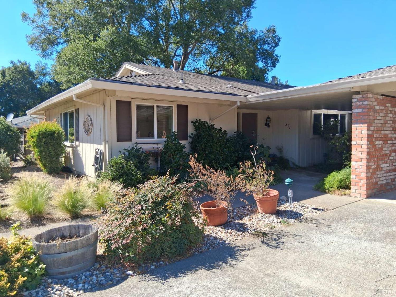 221 White Oak Dr, Santa Rosa, CA 95409-5910
