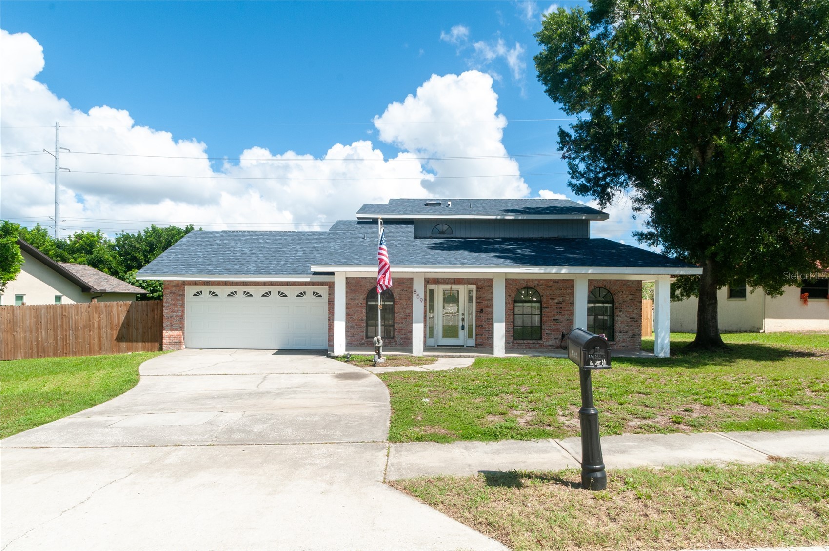 859 PINEWOOD TERRACE W