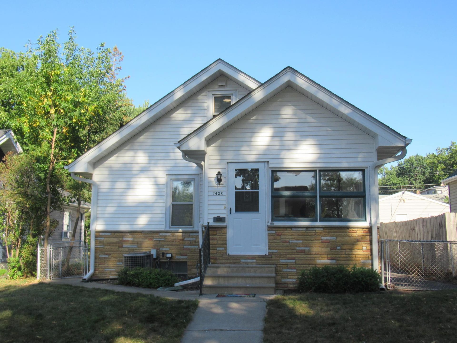 1428 Hazel Street N, Saint Paul, MN 55119