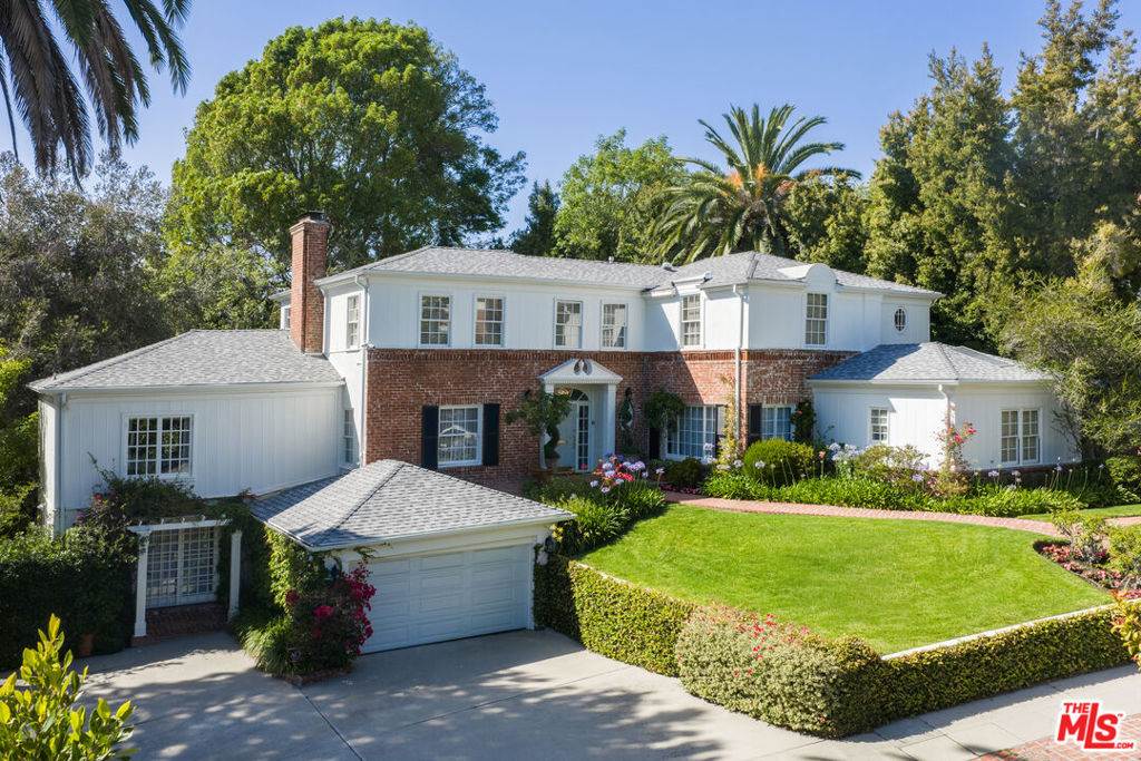 160 Bronwood Avenue