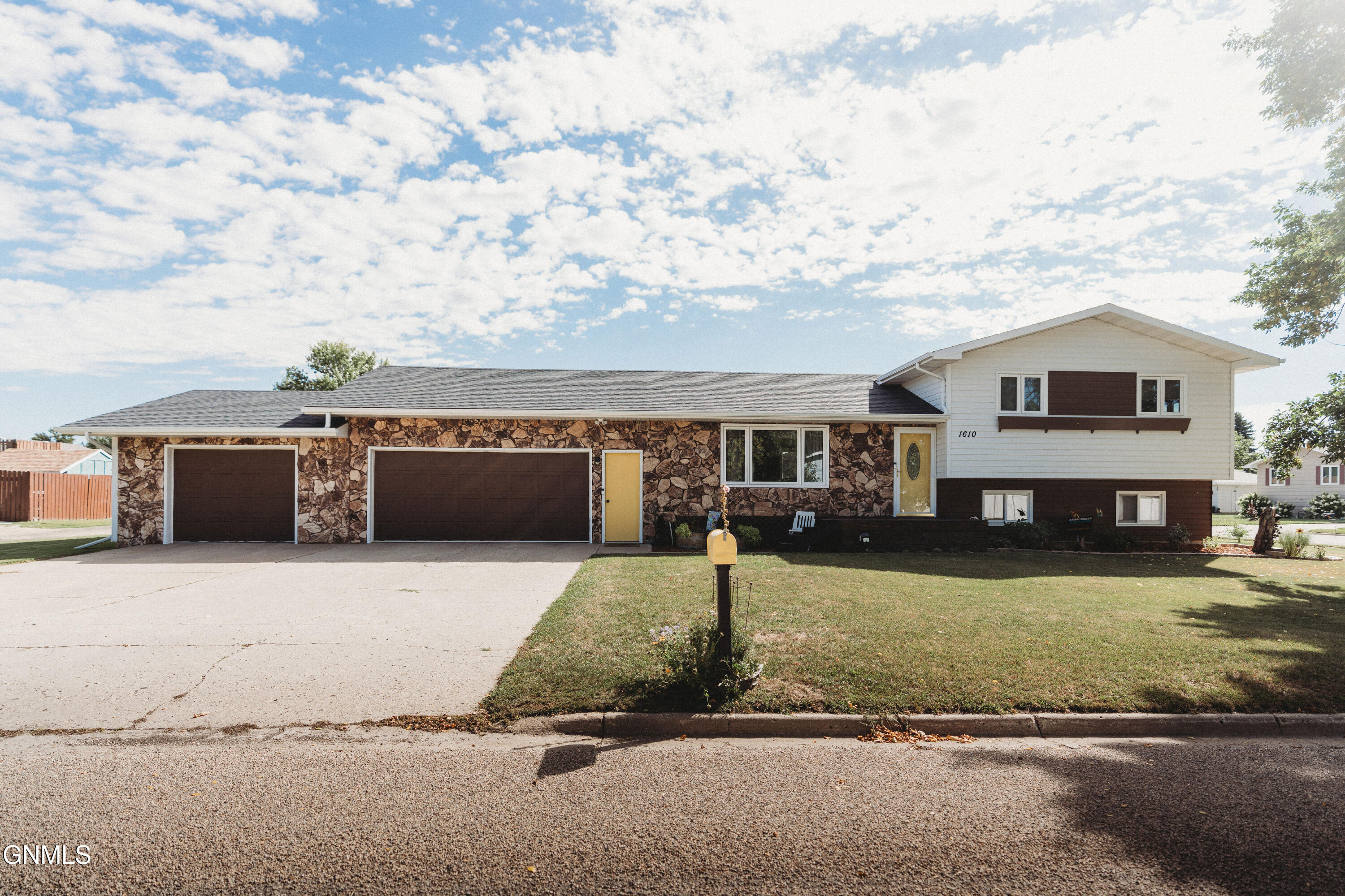 1610 8th Avenue NE, Jamestown, ND 58401