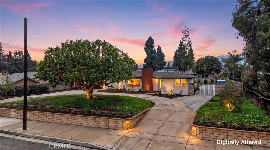 1022 W Francis