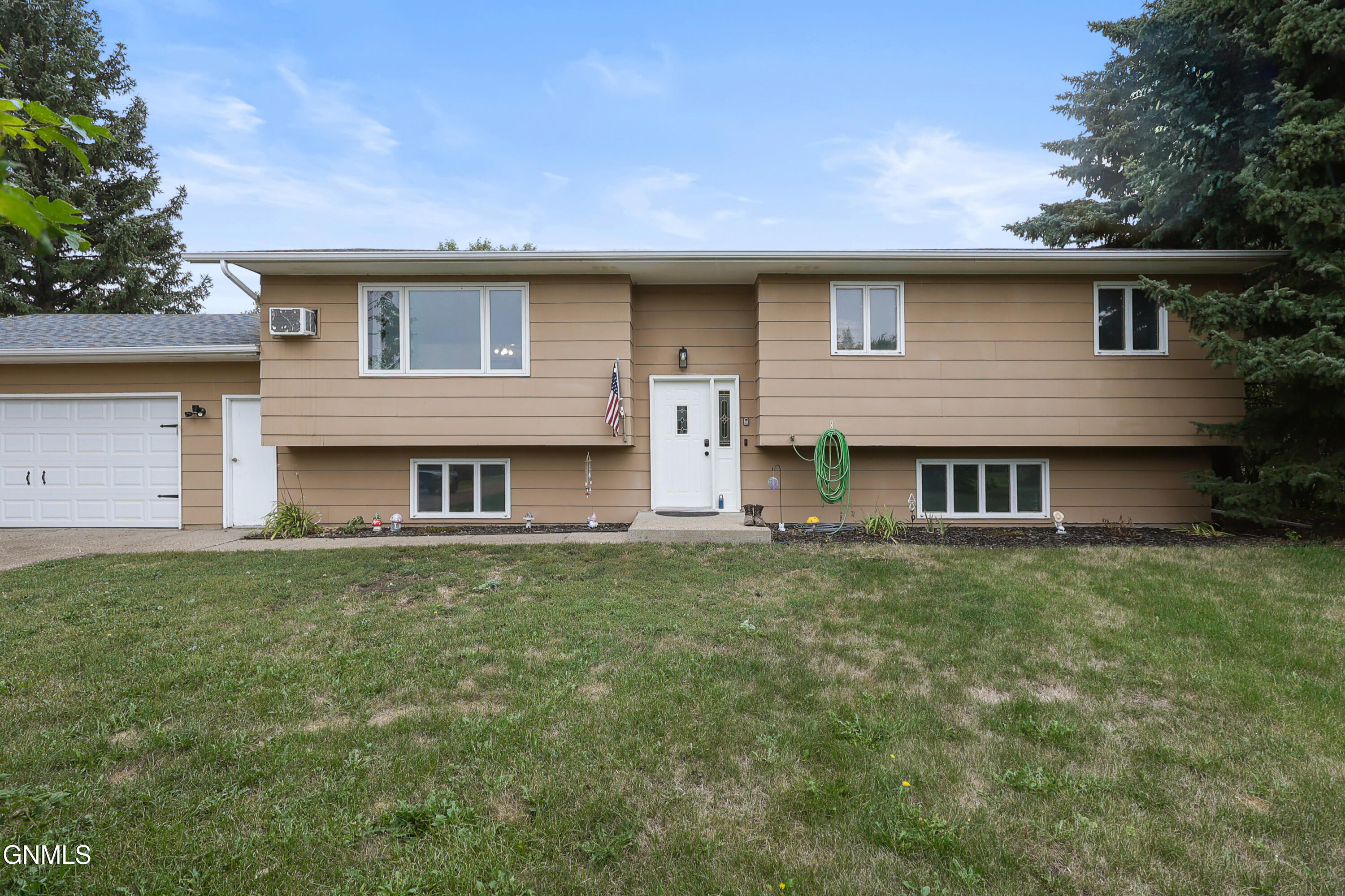 5005 Highland Road NW, Mandan, ND 58554