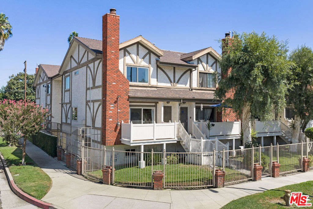 13959 Victory Boulevard 1