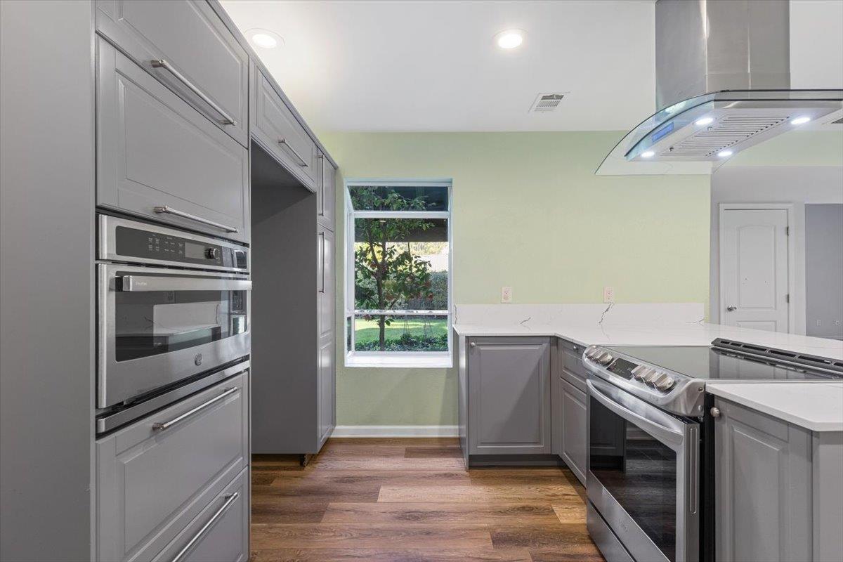4826 Garden Homes Pl, Elk Grove, CA 95758-9569