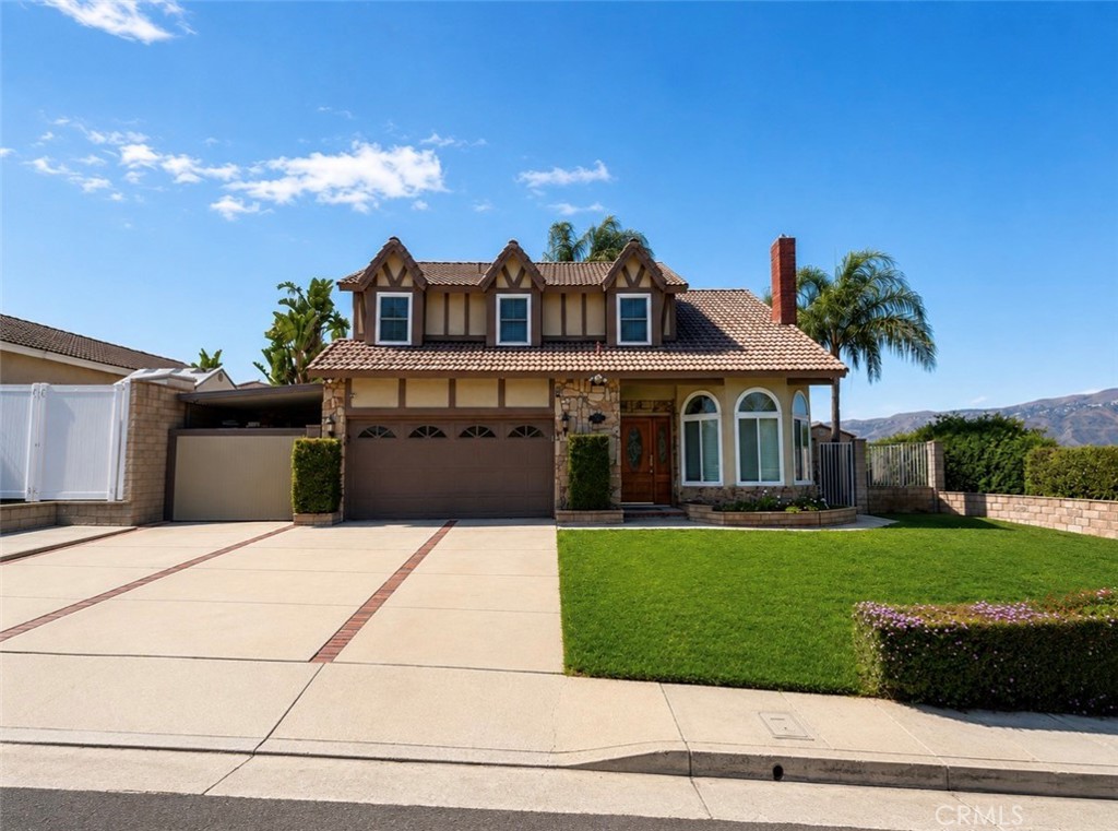 8505 E Meadowridge