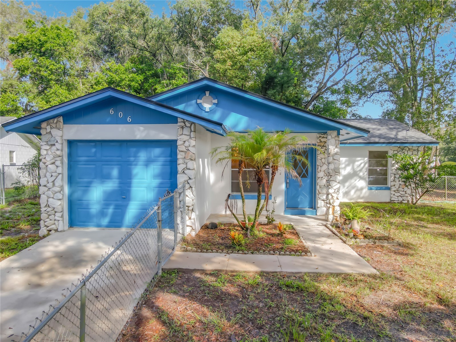 606 W TALL PINE