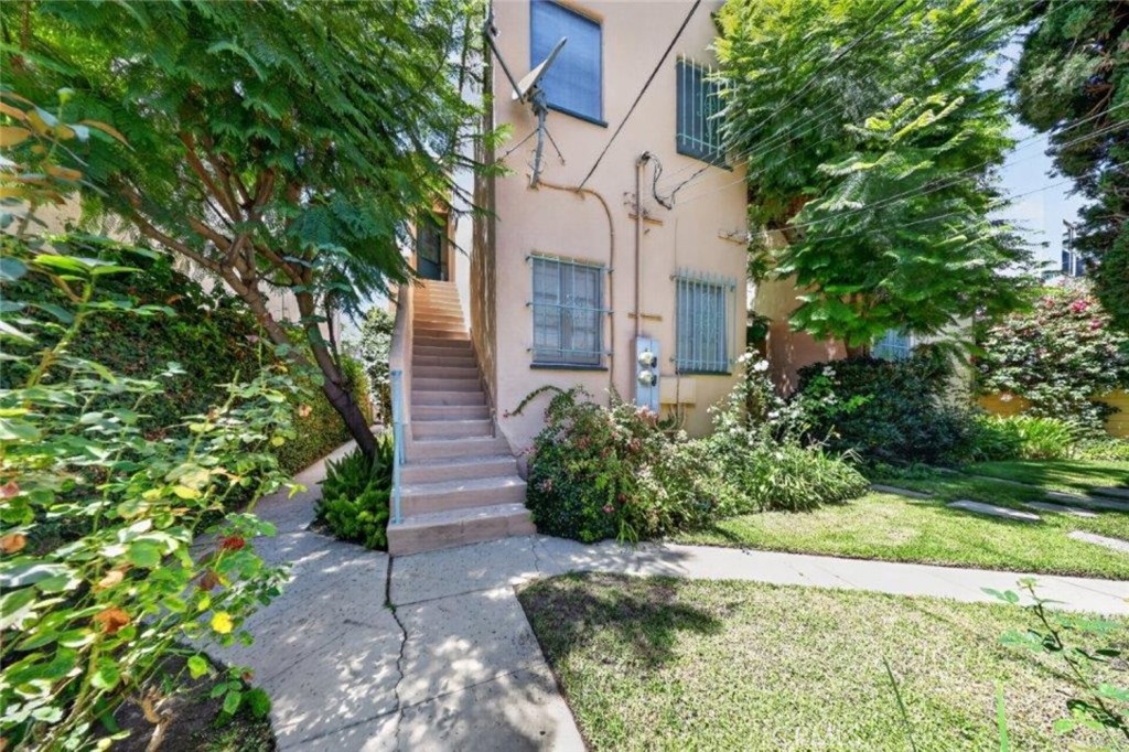 138 N La Peer Drive