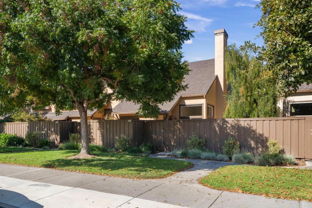 1327 GREENWICH Court