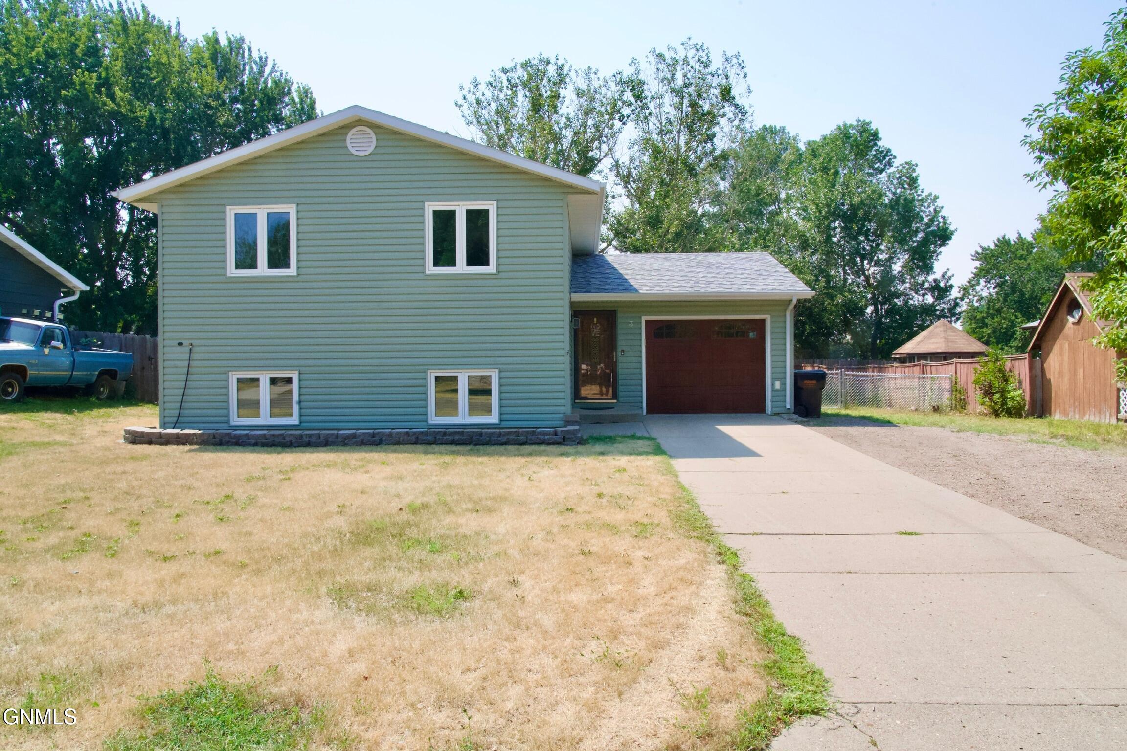 3 Penenah Drive, Lincoln, ND 58504