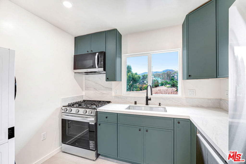 16185 W Sunset Blvd 10