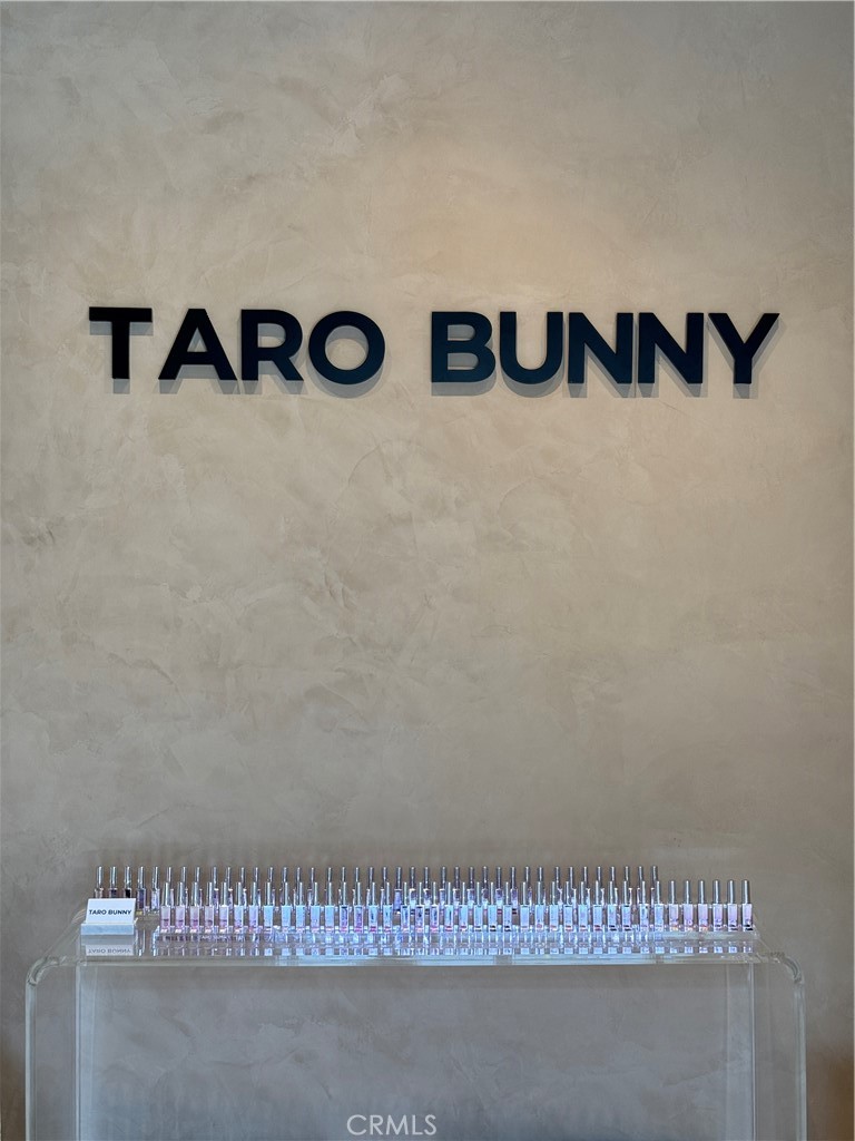 8280 Melrose Ave