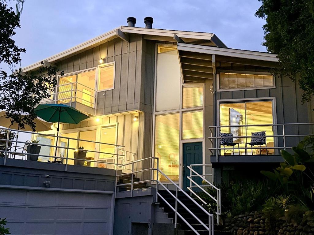 555 Vista Del Mar Drive