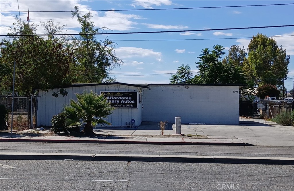 690 W Esplanade Avenue