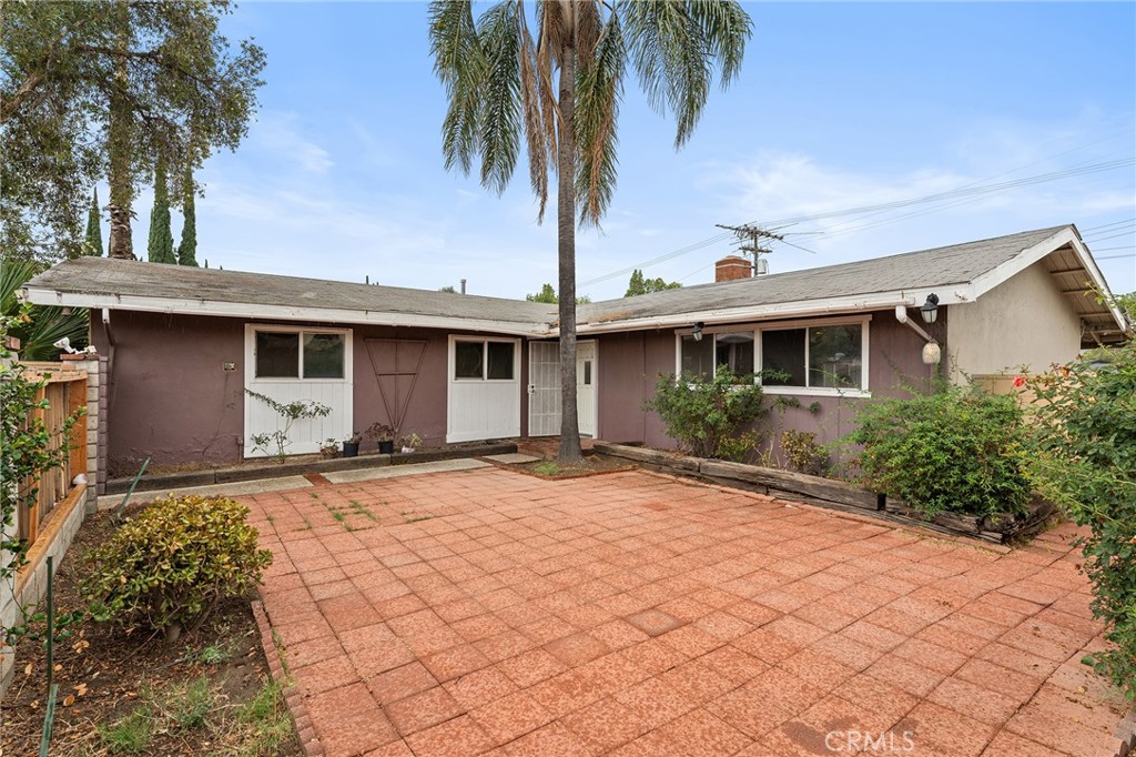 8233 Fallbrook