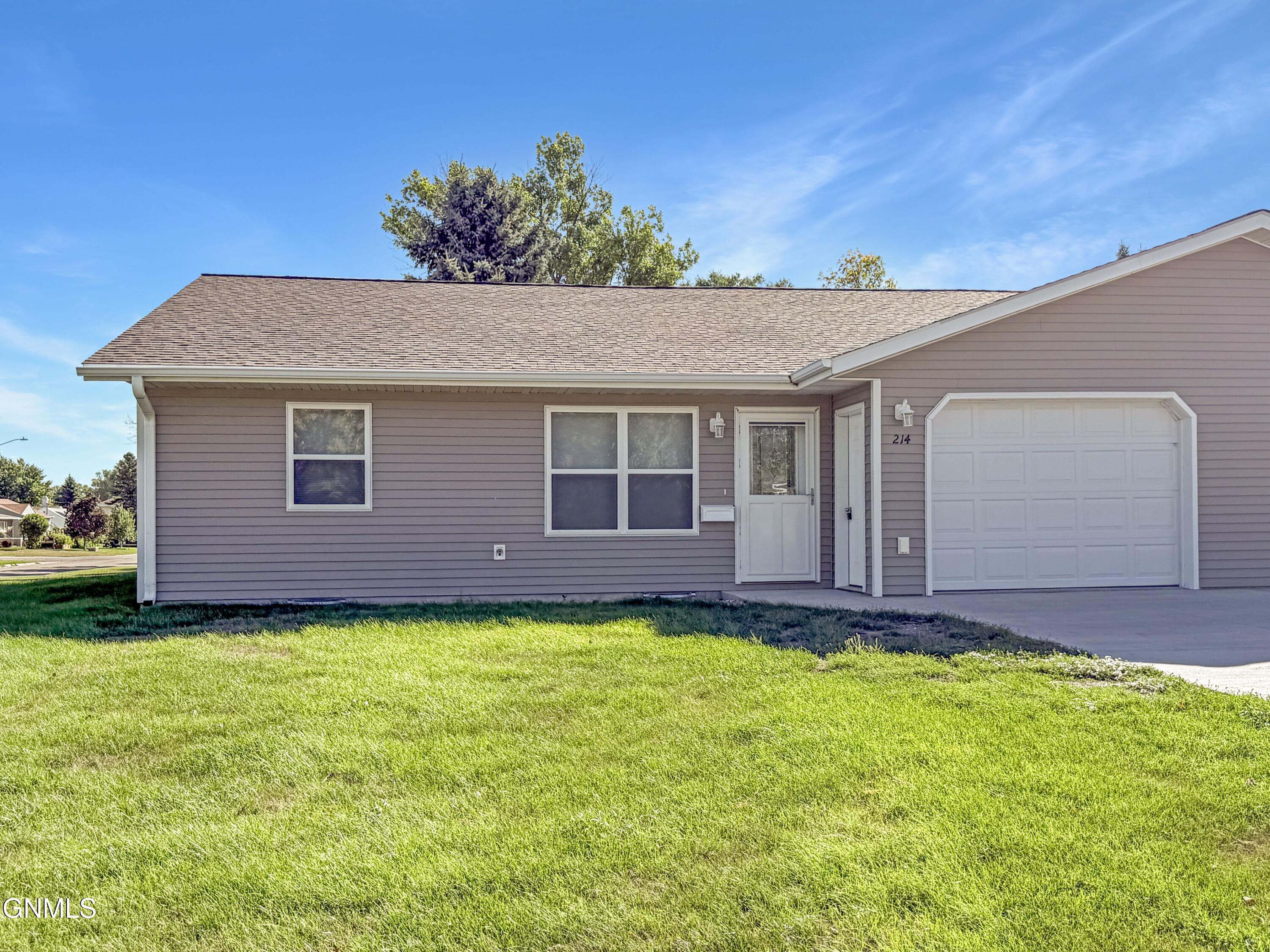 214 9th Avenue S, Carrington, ND 58421