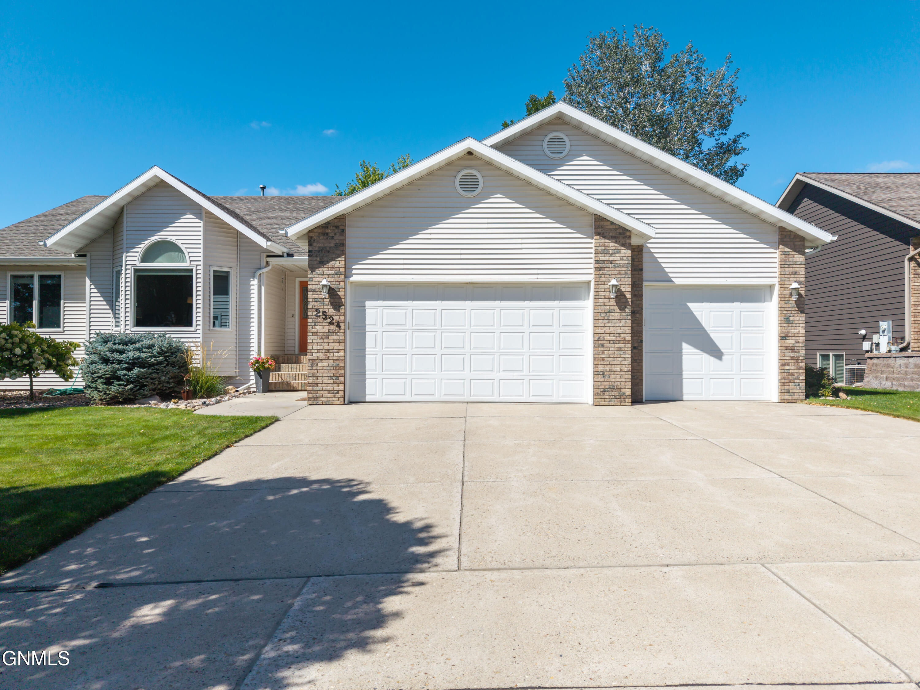 2524 Sharps Loop, Bismarck, ND 58503