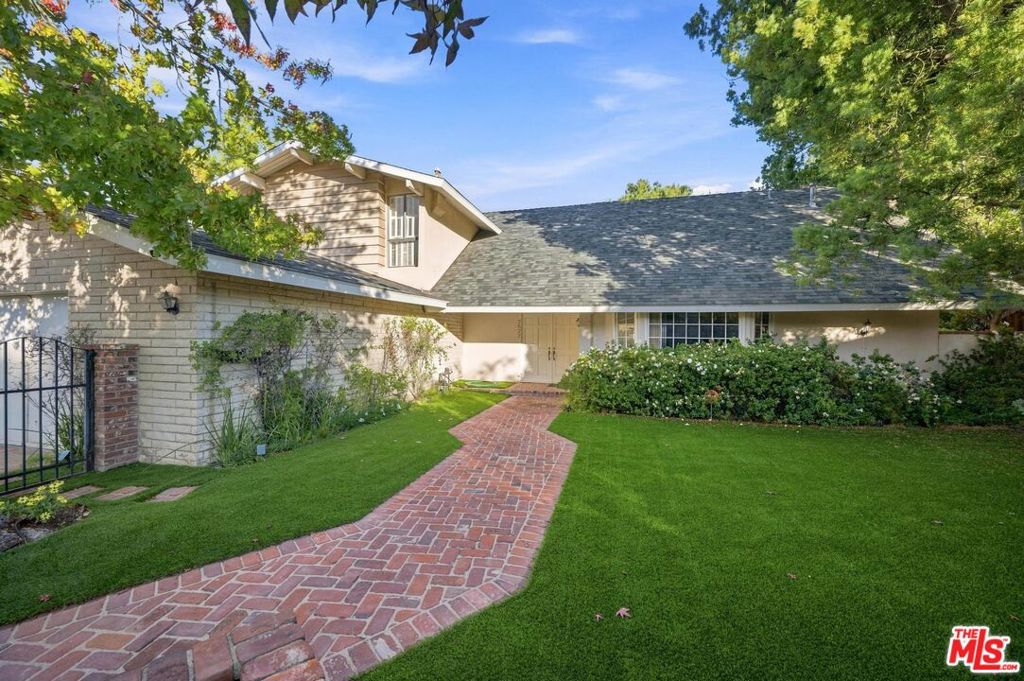 2527 Banyan Drive
