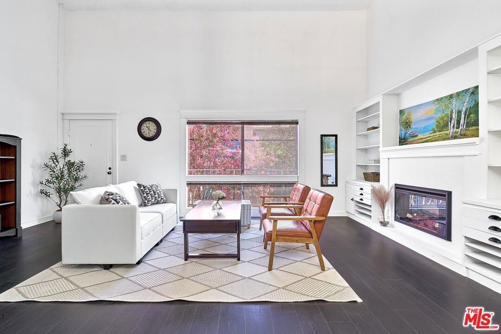 200 S La Fayette Park Place 2