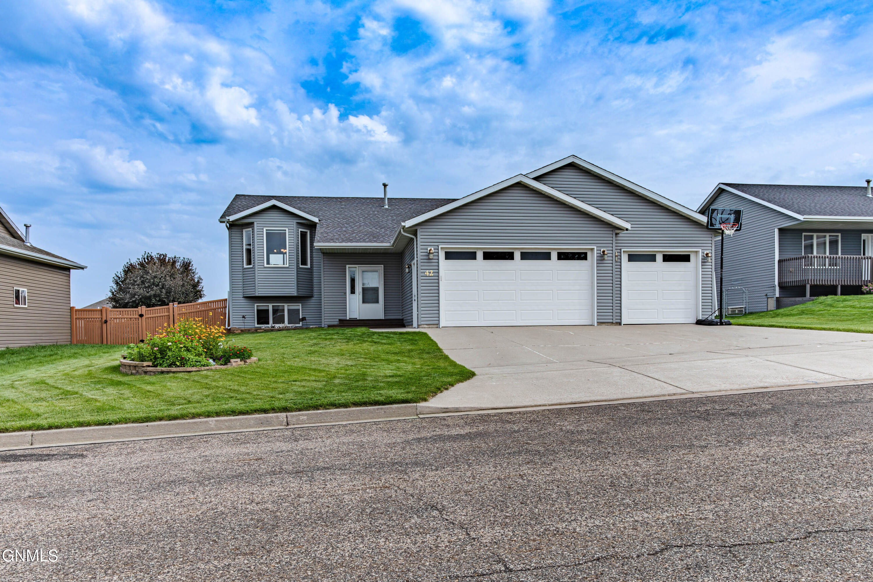42 Mcginnis Way, Lincoln, ND 58504
