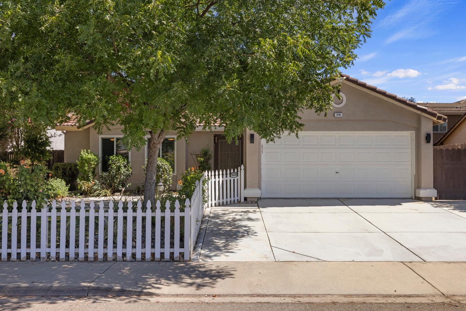 379 Shalako Dr, Oakdale, CA 95361-9686