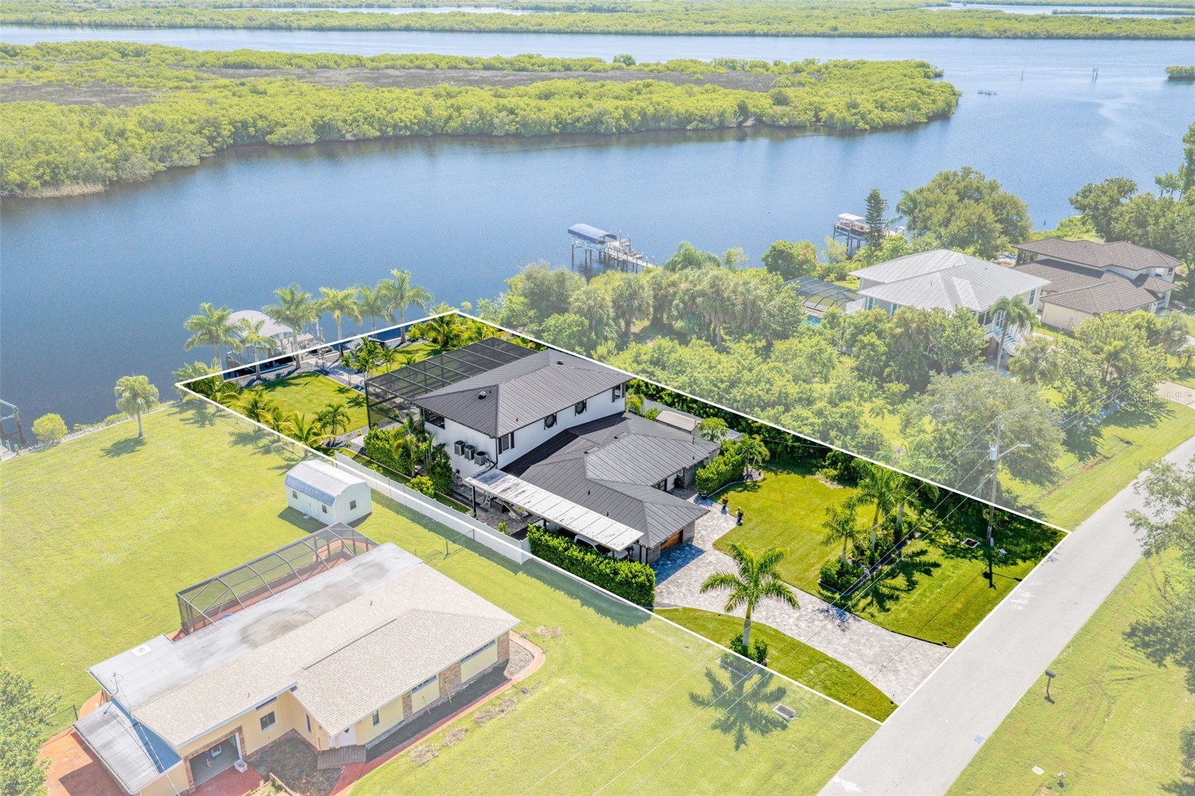 2424 HARBOUR DRIVE